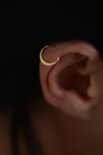 Load image into Gallery viewer, 14k Gold Hammered Hoop Ring