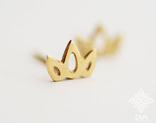 Load image into Gallery viewer, 14k Gold Crown Stud Earrings