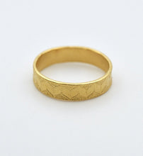 Load image into Gallery viewer, 14k/18k Solid Gold Wedding Band Ring with Dainty Pattern - Julia