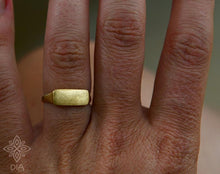 Load image into Gallery viewer, 18k Solid Gold Matte Rectangle Signet Ring Pinkie Ring - Violet