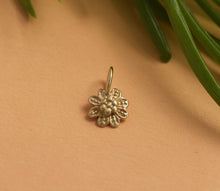 Load image into Gallery viewer, 14k Gold Daisy Pendant