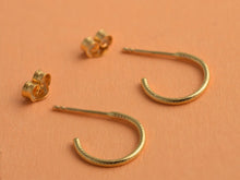 Load image into Gallery viewer, 14k Gold Everyday Hoop Earrings
