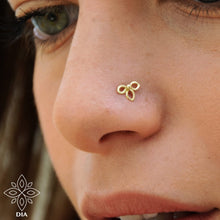 Load image into Gallery viewer, 14k Gold Tiny Flower Nose Stud - Avery
