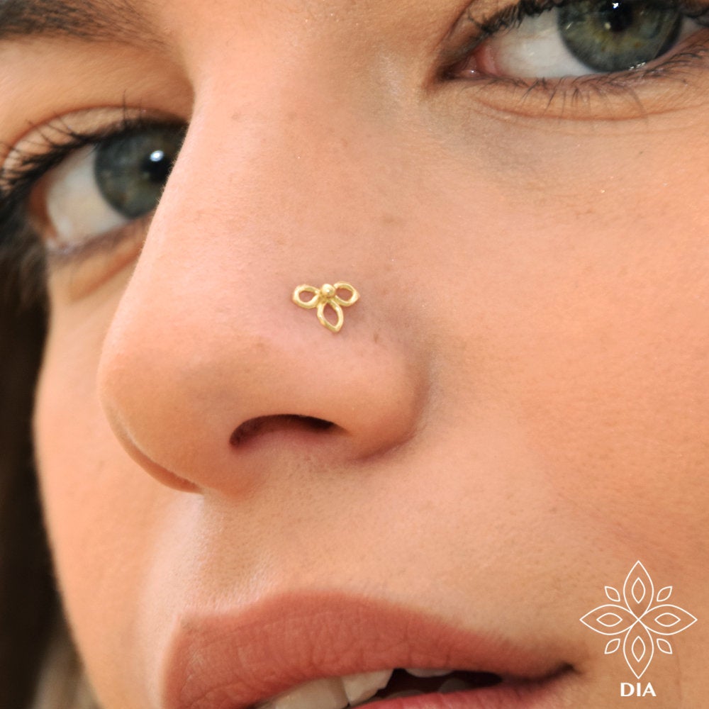 14k Gold Tiny Flower Nose Stud - Avery
