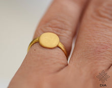 Load image into Gallery viewer, 14k Yellow Gold Signet Oval Ring - Leah
