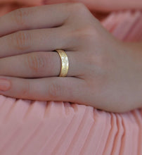 Load image into Gallery viewer, 14k Gold Wedding Ring - Daisy
