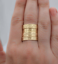 Load image into Gallery viewer, 14k Gold Wedding Ring - Daisy
