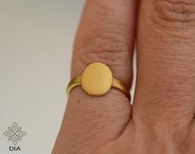 Load image into Gallery viewer, 18k Gold Signet Shiny Oval Ring - Leah
