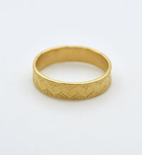 Load image into Gallery viewer, 14k/18k Solid Gold Wedding Band Ring with Dainty Pattern - Julia
