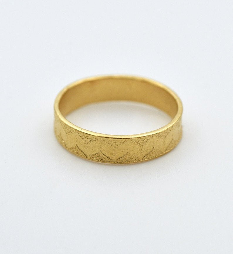 14k/18k Solid Gold Wedding Band Ring with Dainty Pattern - Julia