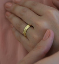 Load image into Gallery viewer, 14k/18k Solid Gold Wedding Band Ring with Dainty Pattern - Julia
