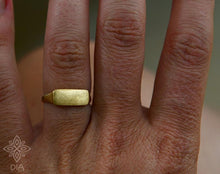 Load image into Gallery viewer, 18k Solid Gold Matte Rectangle Signet Ring Pinkie Ring - Violet
