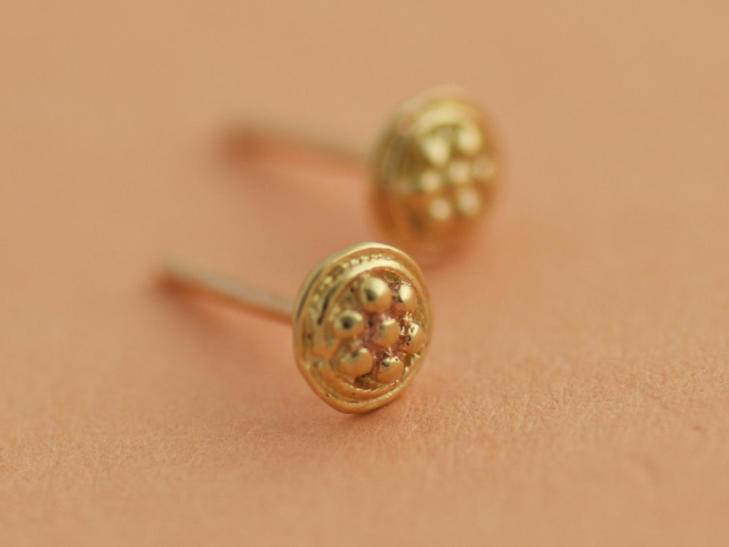 14k Gold Round Flower Stud Earrings